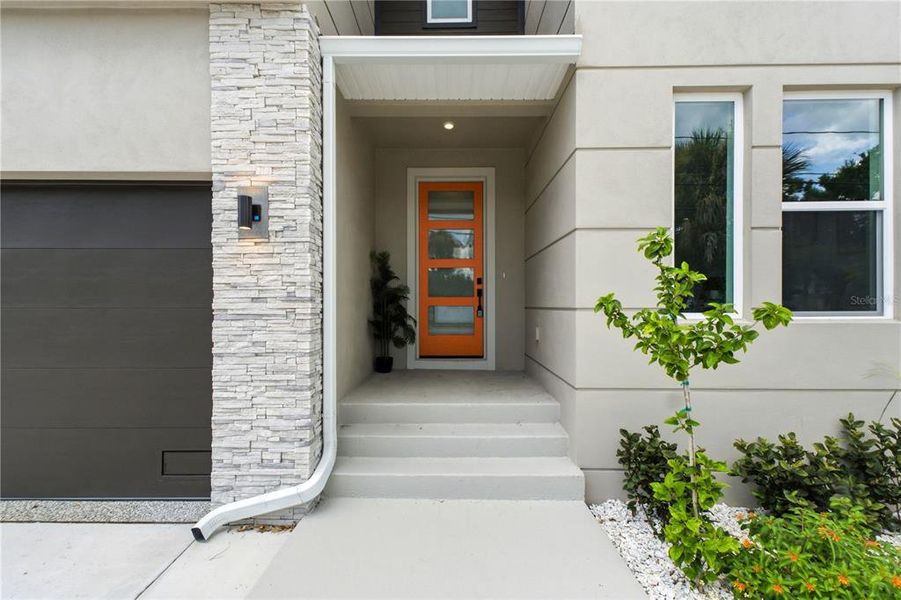 Exterior details and patio area of a home in , Tampa (Image 4).