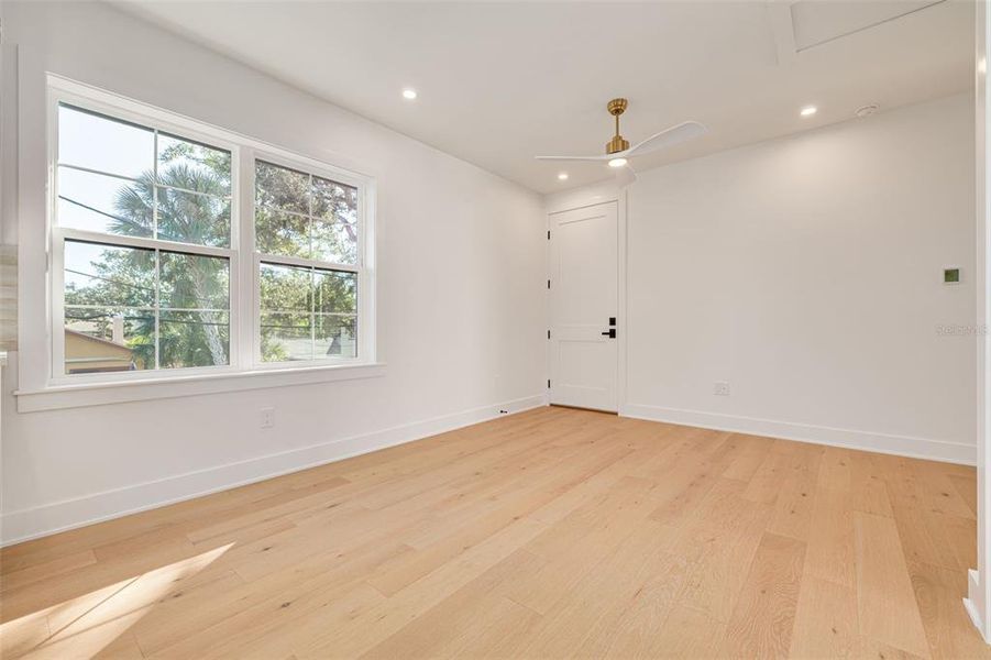 Spacious, unfurnished interior of a new home in , St. Petersburg (Image 39).