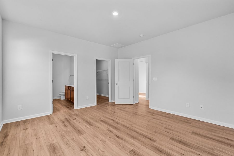 Spacious, unfurnished interior of a new home in Hanes Lake, Winston-Salem (Image 33).