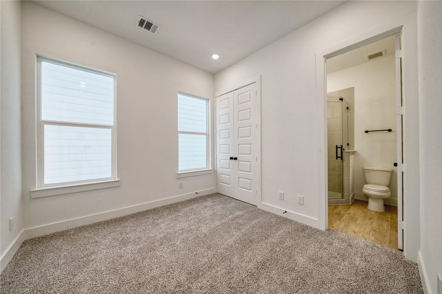 Spacious, unfurnished interior of a new home in , Houston (Image 17).