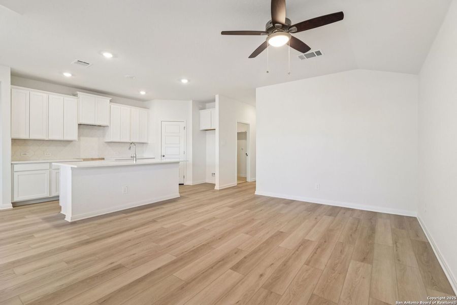 Spacious, unfurnished interior of a new home in Catalina, Converse (Image 29).