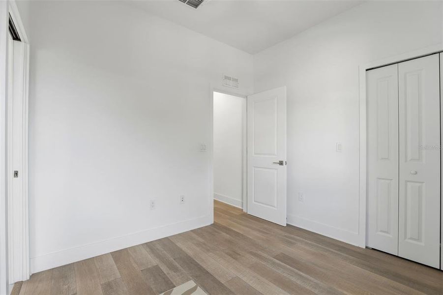 Spacious, unfurnished interior of a new home in , Orlando (Image 21).