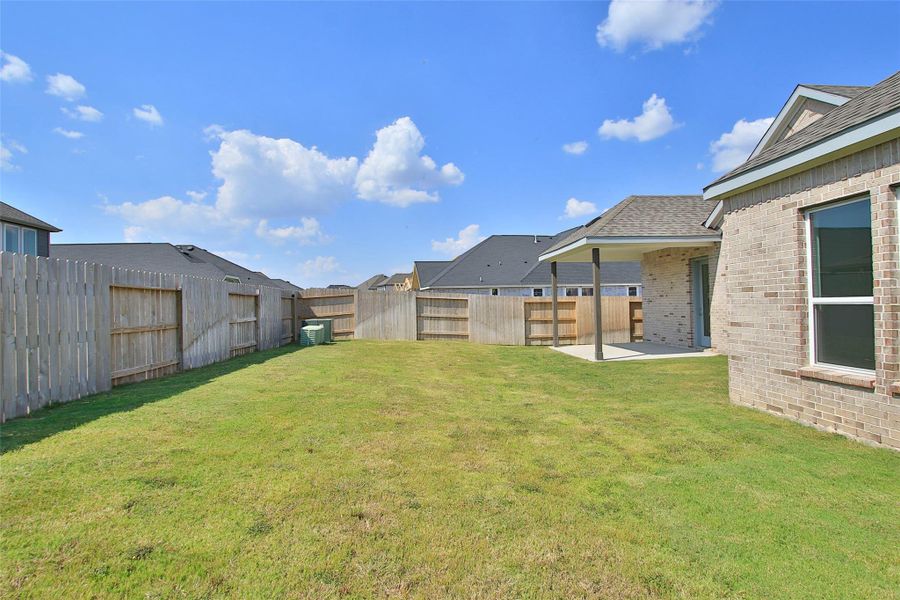 Exterior details and patio area of a home in Brookewater, Rosenberg (Image 2).