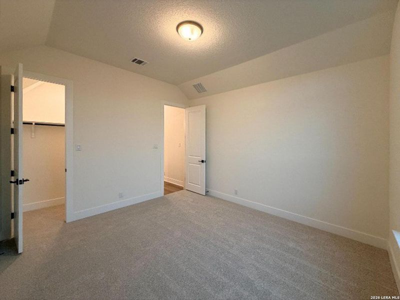 Spacious, unfurnished interior of a new home in Waldsanger, New Braunfels (Image 16).