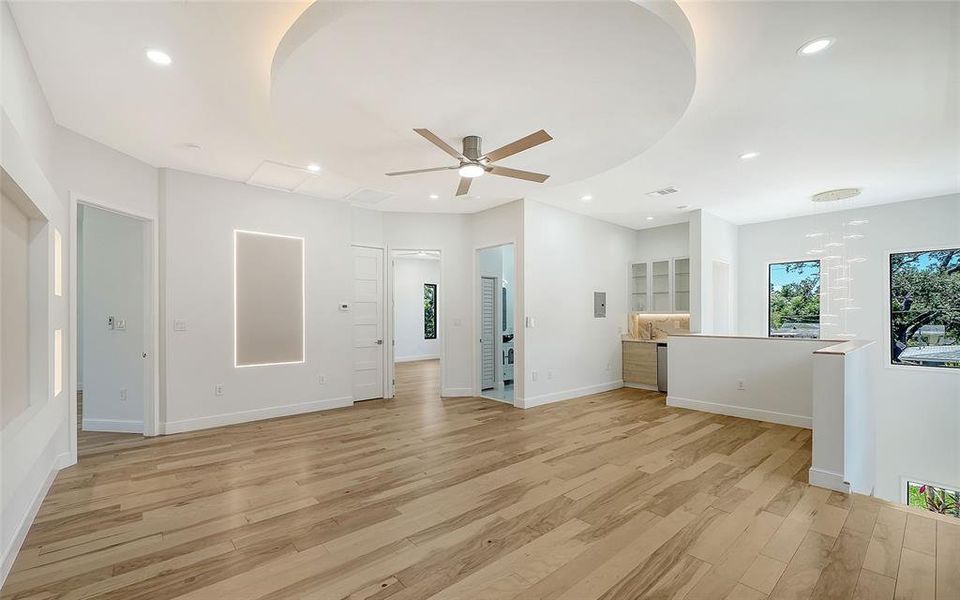 Spacious, unfurnished interior of a new home in , Sarasota (Image 39).