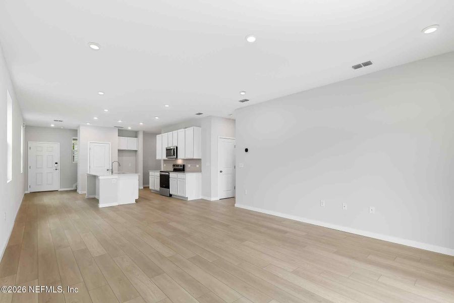 Spacious, unfurnished interior of a new home in , Jacksonville (Image 15).