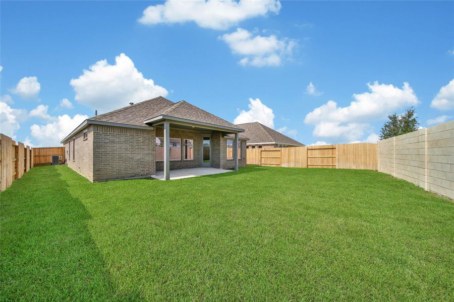 Exterior details and patio area of a home in , Rosharon (Image 19).