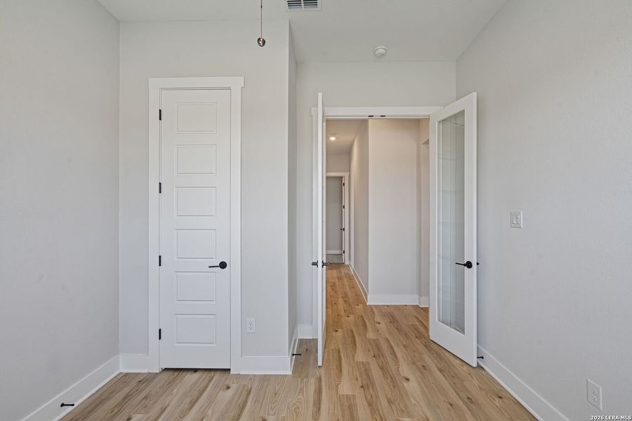 Spacious, unfurnished interior of a new home in Potranco West, Castroville (Image 10).