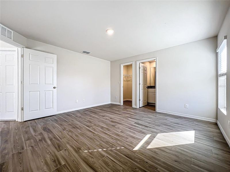 Spacious, unfurnished interior of a new home in , Port Charlotte (Image 7).