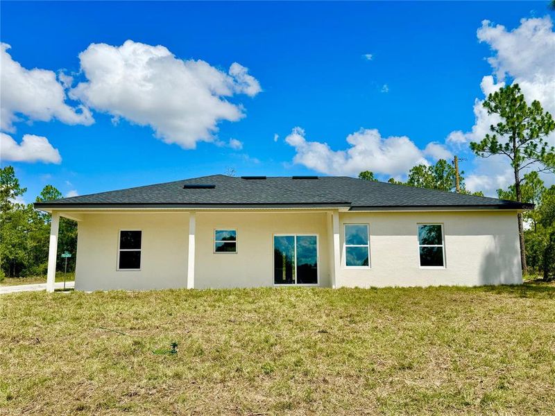 Exterior details and patio area of a home in , Dunnellon (Image 22).