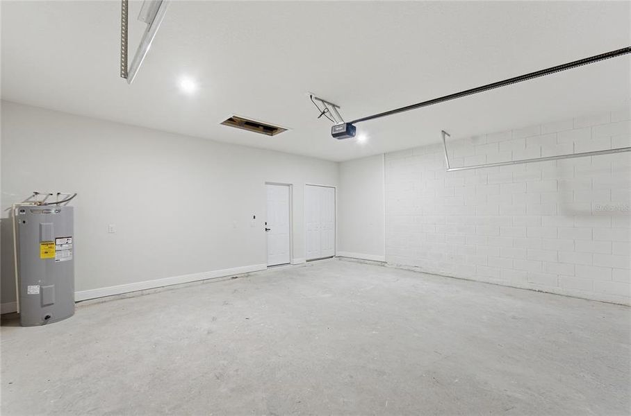 Spacious, unfurnished interior of a new home in , Ocala (Image 19).