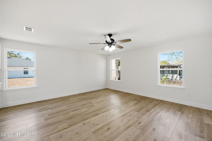Spacious, unfurnished interior of a new home in , Jacksonville (Image 17).