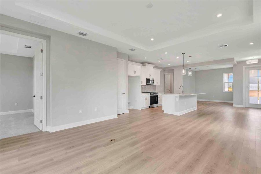 Spacious, unfurnished interior of a new home in Cresswind at Lake Harris, Tavares (Image 40).