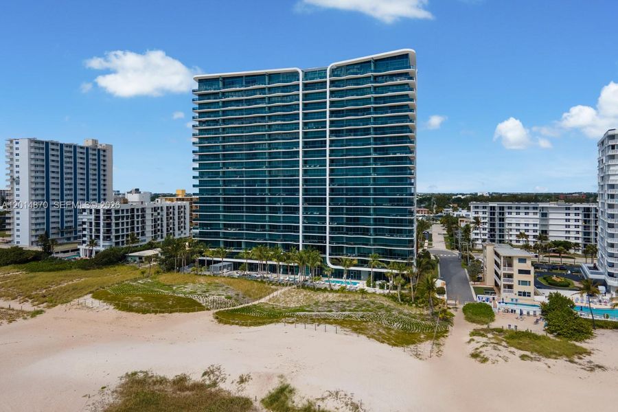 Condo located in Pompano Beach, FL showcasing its design and architecture (Image 4).