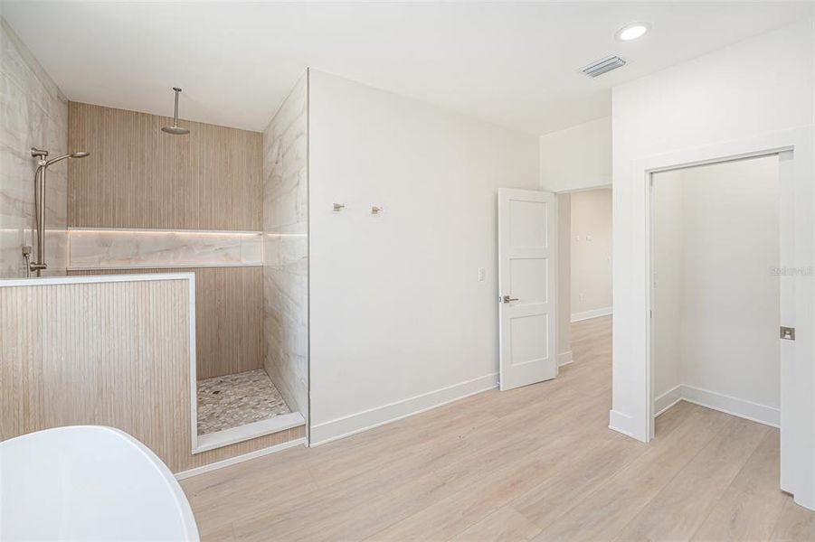 Spacious, unfurnished interior of a new home in , Largo (Image 40).