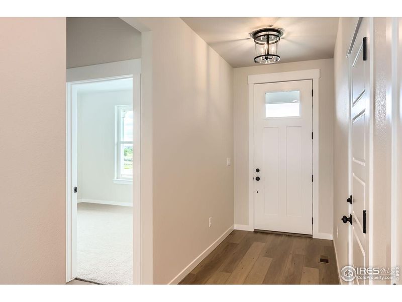 Spacious, unfurnished interior of a new home in Barefoot Lakes, Longmont (Image 19). Spacious, unfurnished interior of a new home in Barefoot Lakes, Longmont (Image 19).