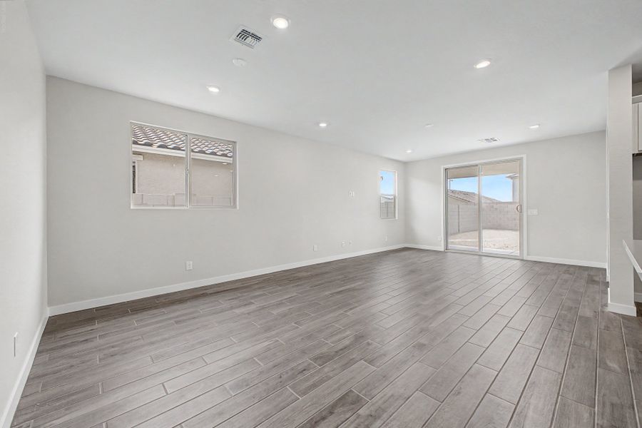 Spacious, unfurnished interior of a new home in Bentridge, Buckeye (Image 9).