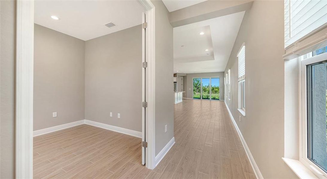 Spacious, unfurnished interior of a new home in Palmera, Venice (Image 15). Spacious, unfurnished interior of a new home in Palmera, Venice (Image 15).