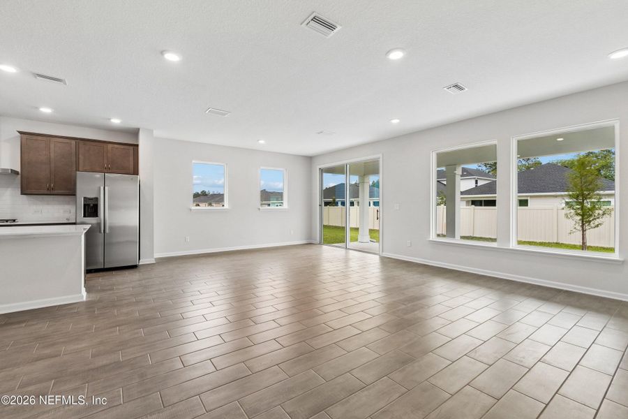 Spacious, unfurnished interior of a new home in Tributary 50', Yulee (Image 23).