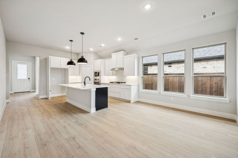 Spacious, unfurnished interior of a new home in Dove Hollow, Waxahachie (Image 13).
