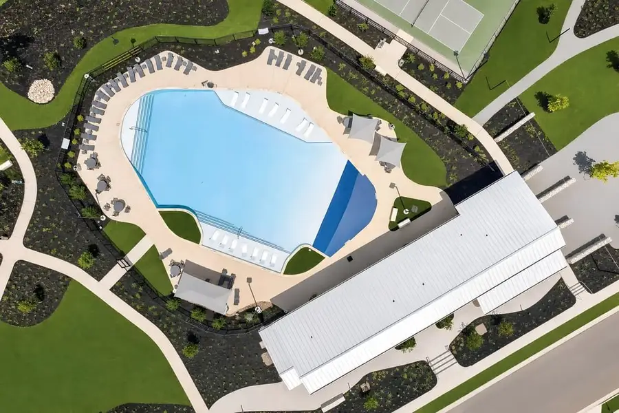 Community amenities in Longview, Del Valle (Image 4).