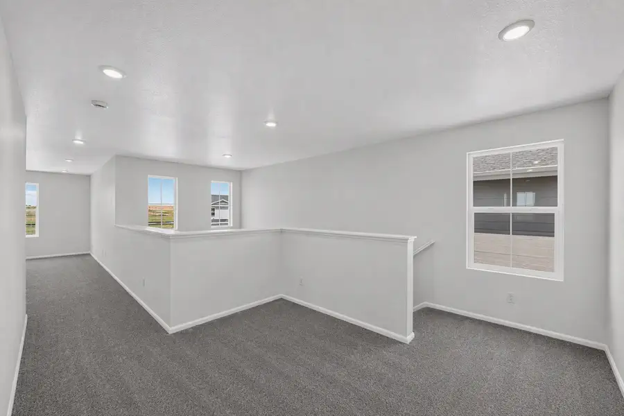 Spacious, unfurnished interior of a new home in Lake Bluff, Greeley (Image 15).