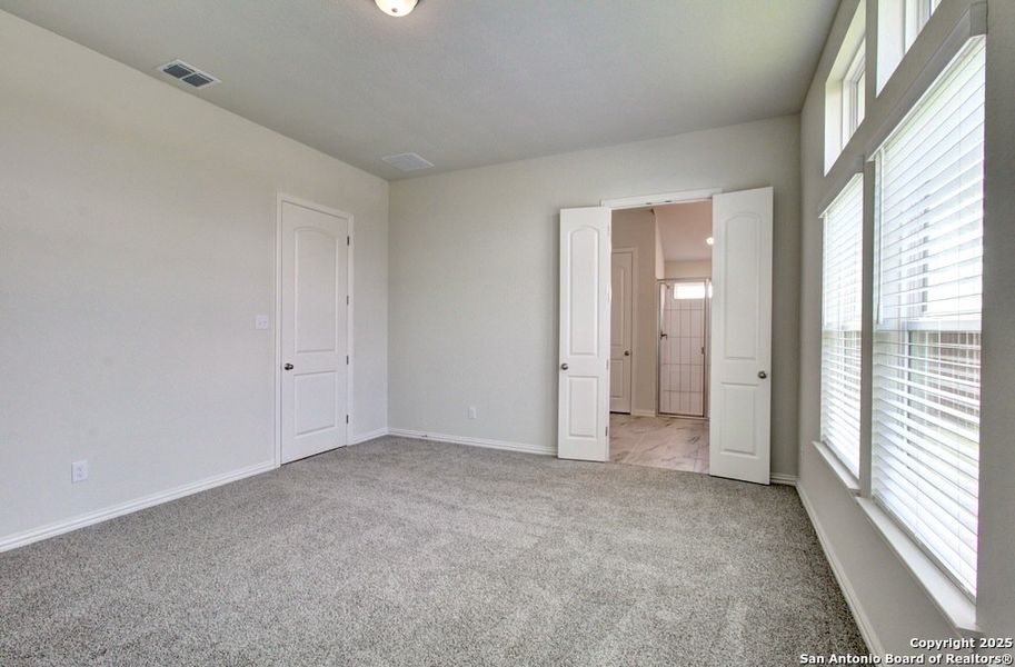 Spacious, unfurnished interior of a new home in Veranda, San Antonio (Image 30).