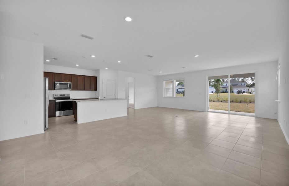 Spacious, unfurnished interior of a new home in Hyland Trail, Green Cove Springs (Image 19).
