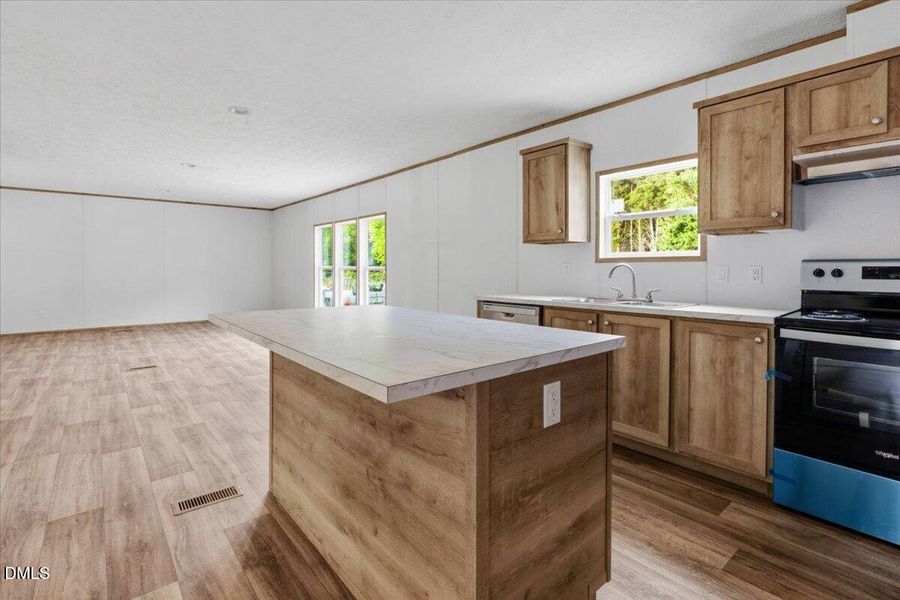 25-5737 Lloyd Rd-25