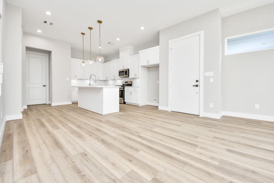Spacious, unfurnished interior of a new home in , Houston (Image 23).