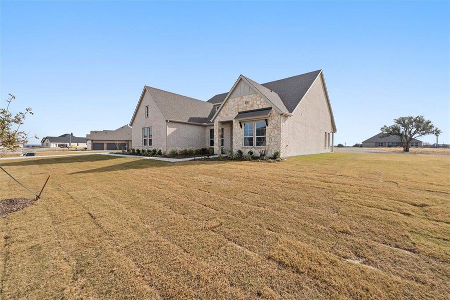 Exterior details and patio area of a home in Eagle Ridge Estates, Weatherford (Image 3).