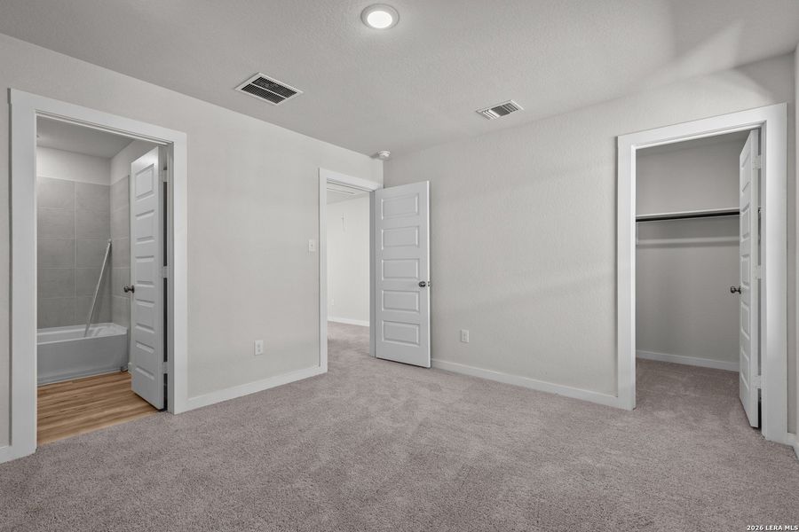 Spacious, unfurnished interior of a new home in Hacienda, San Antonio (Image 15).