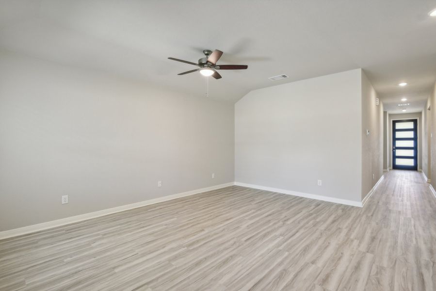 Spacious, unfurnished interior of a new home in Lexington Parke, Del Valle (Image 20).