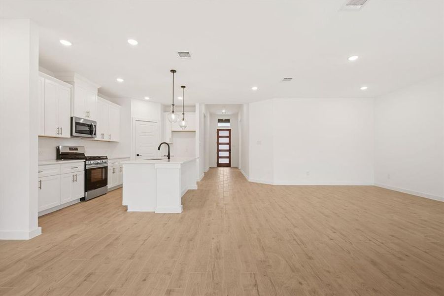 Spacious, unfurnished interior of a new home in Talon Hills, Saginaw (Image 14).