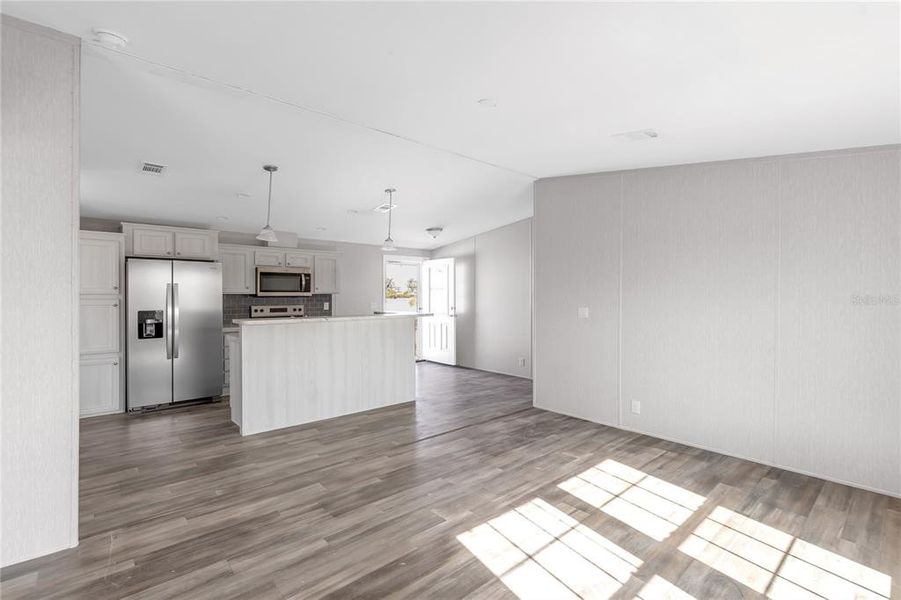 Spacious, unfurnished interior of a new home in , Bradenton (Image 13).