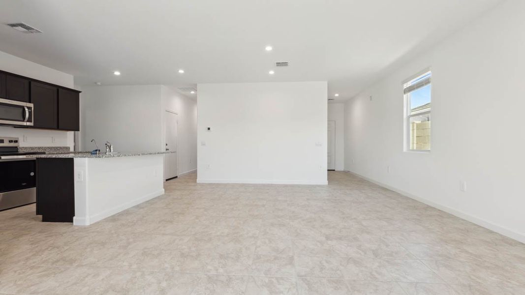 Spacious, unfurnished interior of a new home in Entrada Del Oro, Gold Canyon (Image 12).