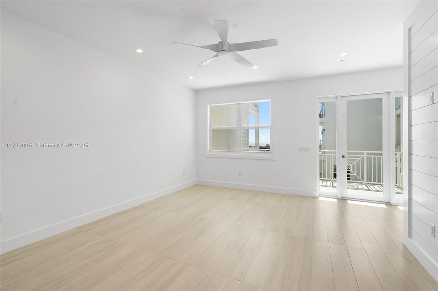 Spacious, unfurnished interior of a new home in , Islamorada, Village of Islands (Image 36).