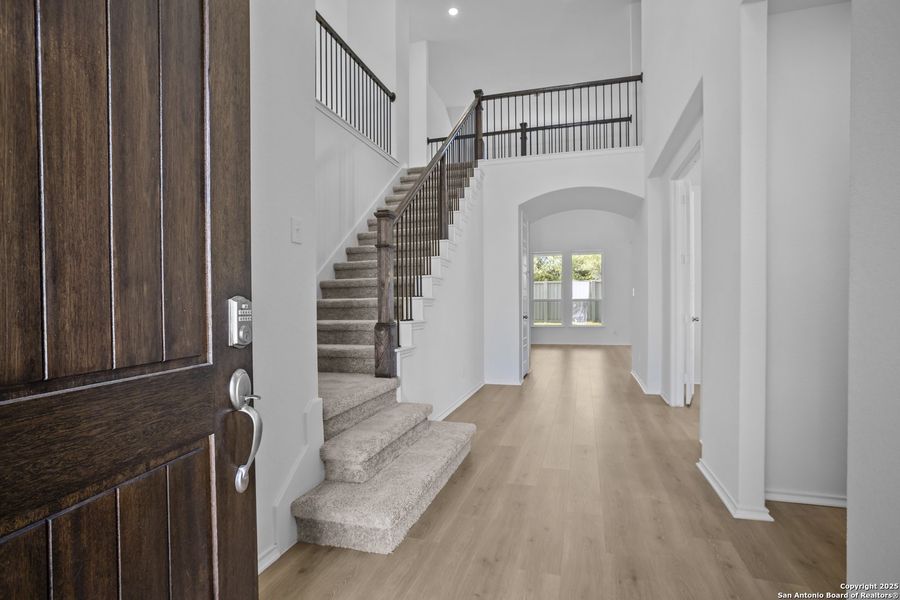 Spacious, unfurnished interior of a new home in Foxbrook, Cibolo (Image 33).