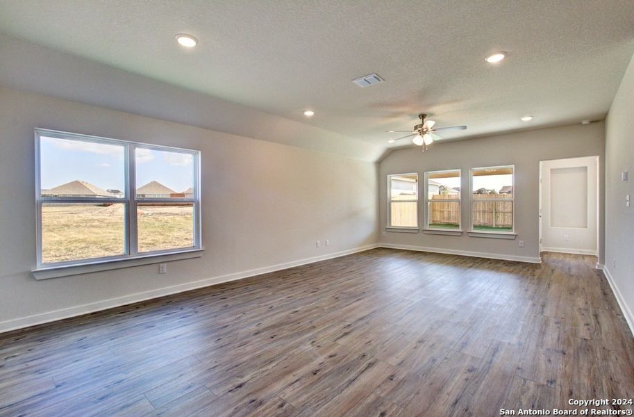Spacious, unfurnished interior of a new home in Cloud Country, New Braunfels (Image 14).