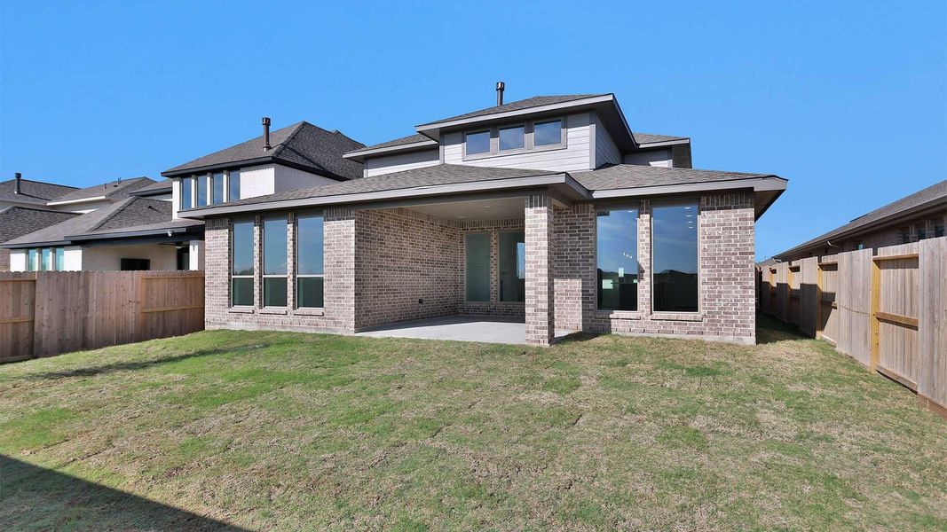 Exterior details and patio area of a home in Valencia, Manvel (Image 4).