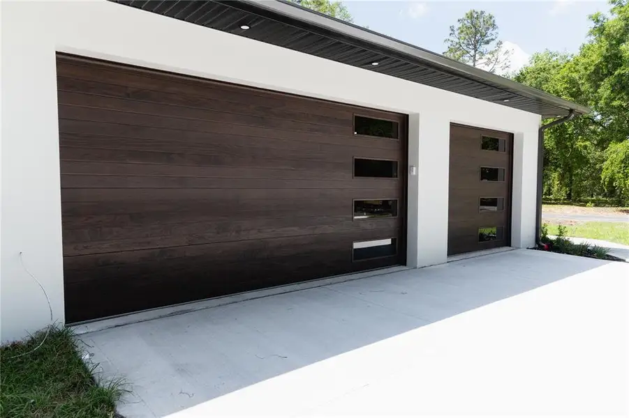 Exterior details and patio area of a home in , Groveland (Image 4).