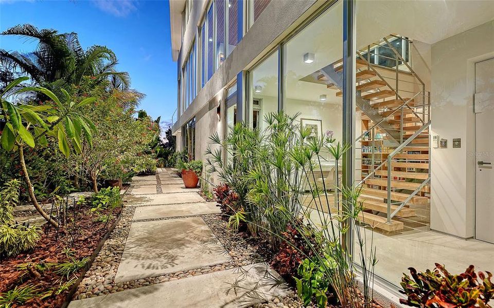 Condo located in Sarasota, FL showcasing its design and architecture (Image 3).