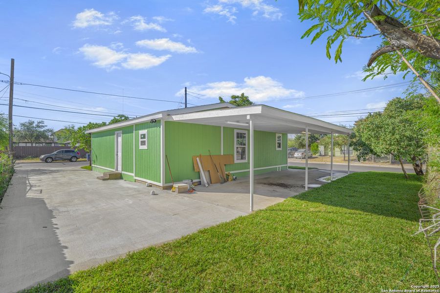 Exterior details and patio area of a home in , Laredo (Image 13).