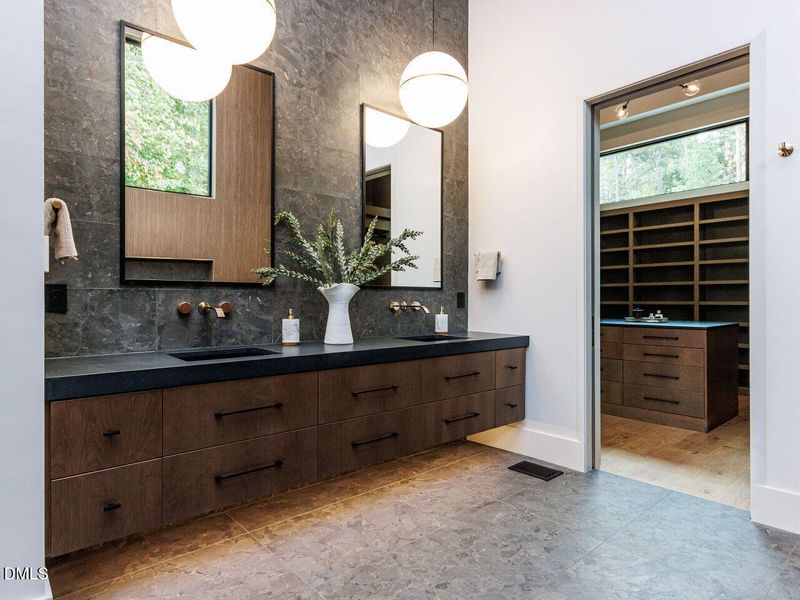 036-1280x960-primary-bathroom