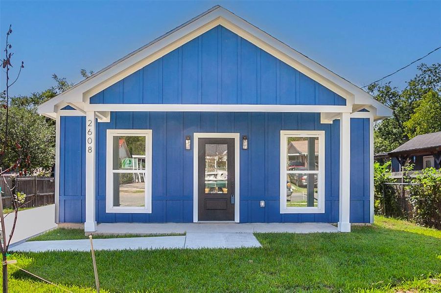 Exterior details and patio area of a home in , Waco (Image 4).