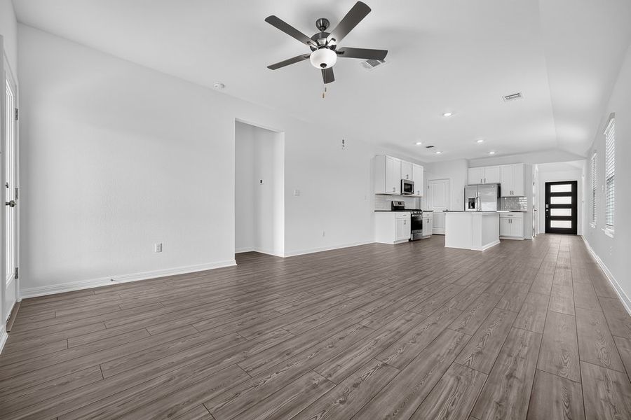 Spacious, unfurnished interior of a new home in Sunfield, Buda (Image 12).