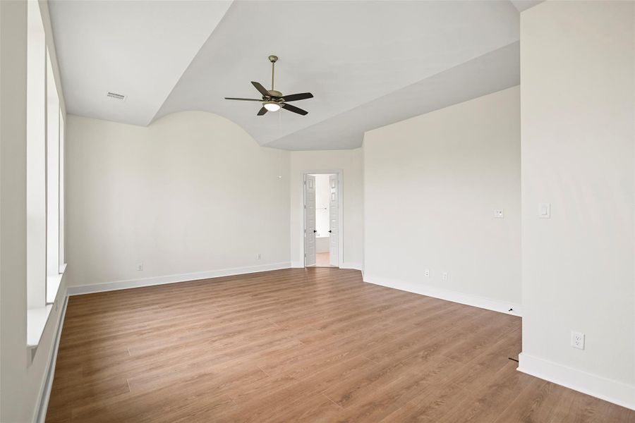 Spacious, unfurnished interior of a new home in Bridgeland 80′, Cypress (Image 10).