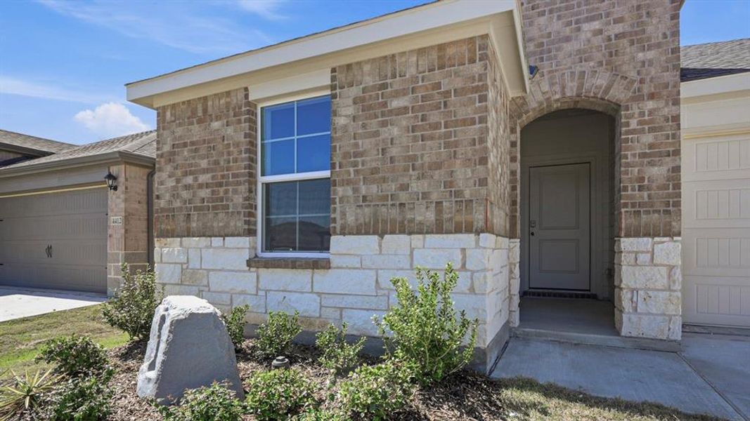 Exterior details and patio area of a home in Sweetwater Springs, Sherman (Image 21).