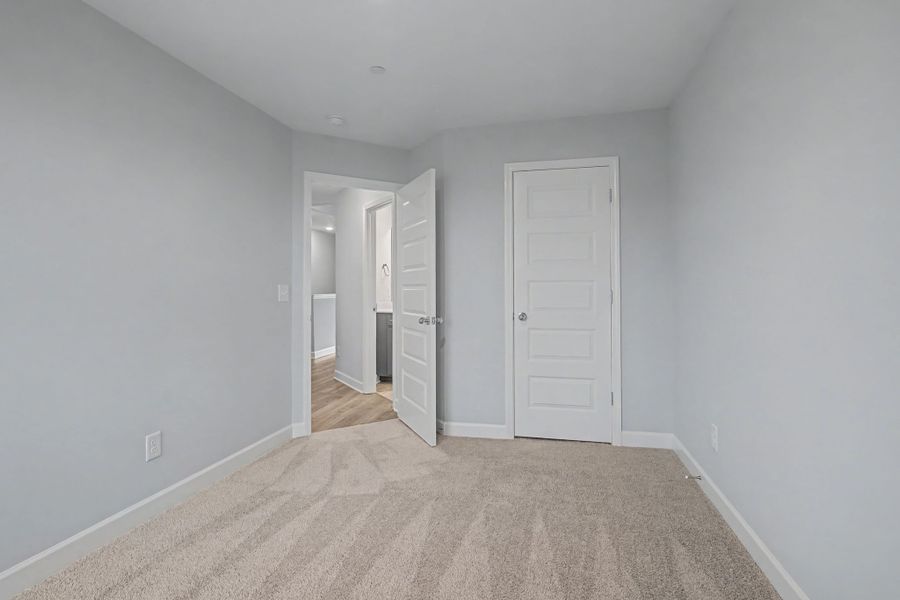 Spacious, unfurnished interior of a new home in Oxford Station, Gallatin (Image 39).