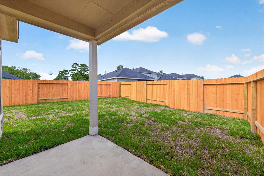 Exterior details and patio area of a home in Woodland Lakes, Huffman (Image 19).